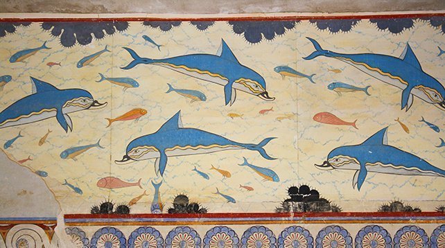 Minoan art focused on nature and did not depict glorifications of brutality or war